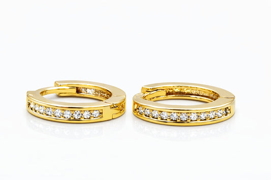 Aretes Huggie Clásicos con Circonias – Chapa de Oro