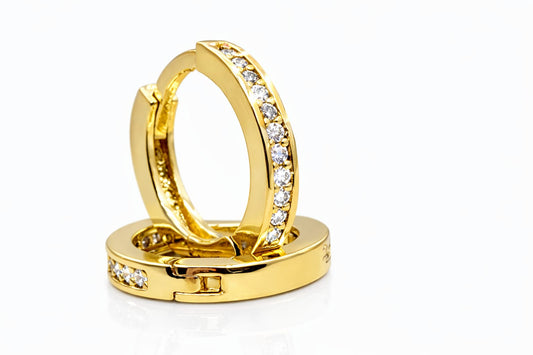 Aretes Huggie Clásicos con Circonias – Chapa de Oro
